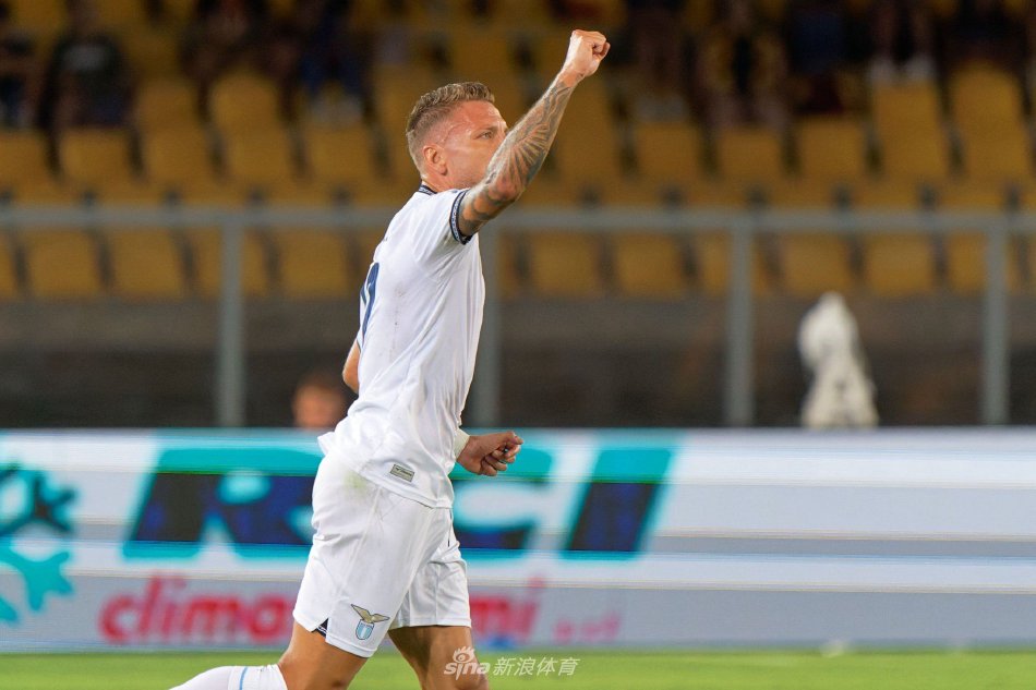 斯坦丘在中 斯坦丘在中